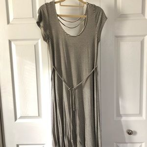 Knee-length maternity dress